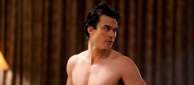 Damon messo a nudo nel promo di TVD 7 Damon messo a nudo nel promo di TVD 7