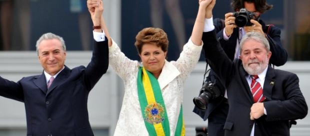 Dilma entrega faixa a Lula e ao PMDB Dilma entrega faixa a Lula e ao PMDB