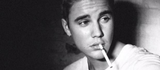 Justin Bieber foi filmado fumando no palco Justin Bieber foi filmado fumando no palco