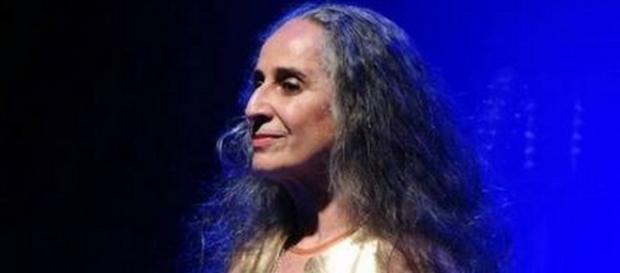 Maria Bethânia se irrita e expulsa fã de show Maria Bethânia se irrita e expulsa fã de show