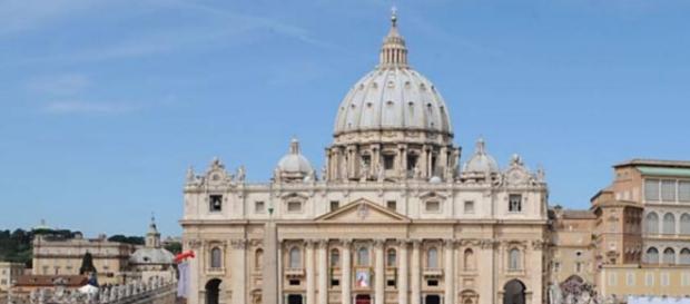 Padre perde cargo no Vaticano por assumir ser gay Padre perde cargo no Vaticano por assumir ser gay