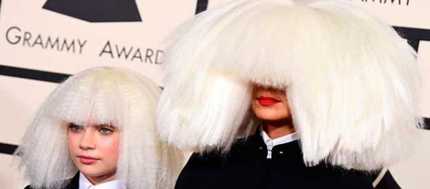 Sia, junto con la bailarina Maddie Ziegler Sia, junto con la bailarina Maddie Ziegler