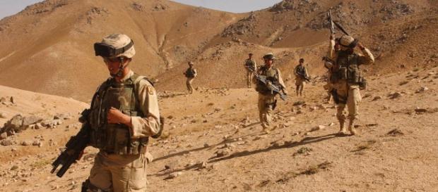 Soldados en el desierto de Afganistán Soldados en el desierto de Afganistán