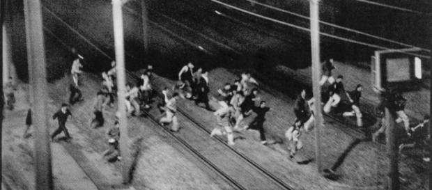 Sute de imigranţi încearcă ă treacă prin Eurotunel Sute de imigranţi încearcă ă treacă prin Eurotunel