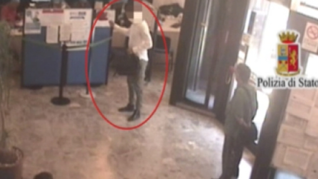 Il momento dell'ingresso del primo rapinatore