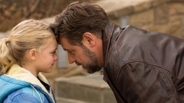 Russel Crowe e Kylie Rogers in una scena del film.