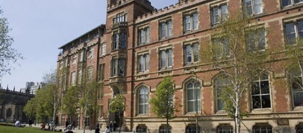 A "Grammar School" fica em Sevenoaks, Kent. A "Grammar School" fica em Sevenoaks, Kent.