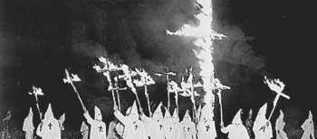 Actitud típica del Ku Klux Klan Actitud típica del Ku Klux Klan