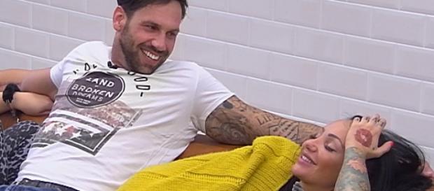 BB-Bewohner Guido und Lusy flirten. BB-Bewohner Guido und Lusy flirten.