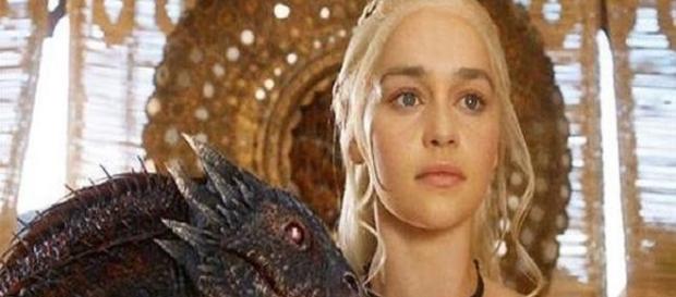 Emilia Clarke en un fotograma de la serie Emilia Clarke en un fotograma de la serie