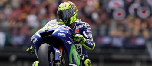 Valentino Rossi impenna davanti al suo pubblico