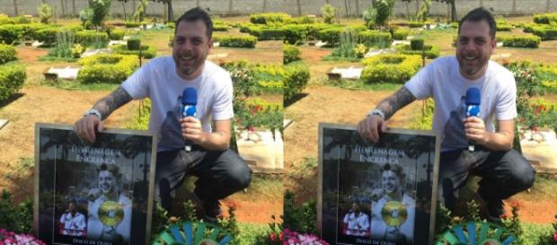 Humorístico faz piada no túmulo de cantor Humorístico faz piada no túmulo de cantor