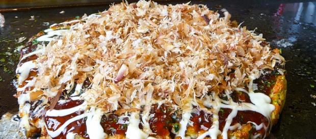 Imagen de un Okonomiyaki preparado Imagen de un Okonomiyaki preparado