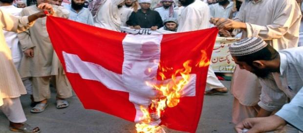 Islamiści palący duńską flagę. Islamiści palący duńską flagę.