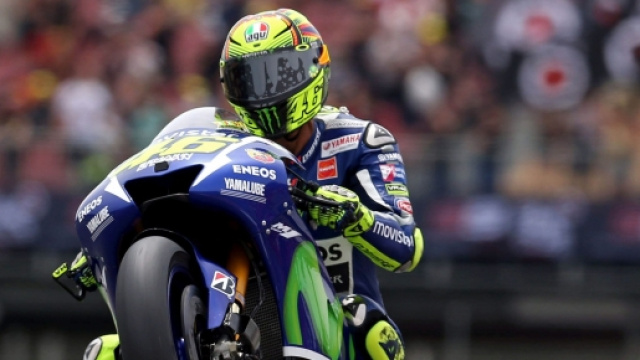Valentino Rossi impenna davanti al suo pubblico