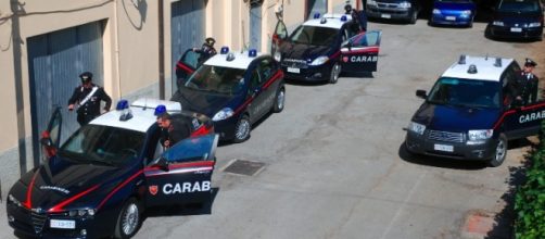 I carabinieri durante l'operazione di arresto