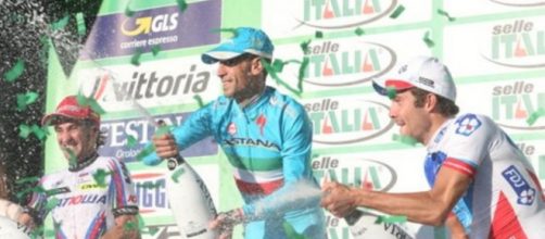 Nibali sul podio del Lombardia.