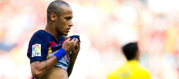 Mesmo com polêmicas, Neymar continua jogando bem. Mesmo com polêmicas, Neymar continua jogando bem.