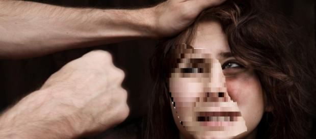 Femeie batuta si violata pe un site porno Femeie batuta si violata pe un site porno