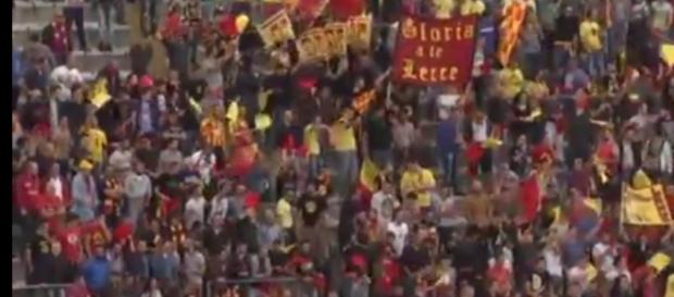 I tifosi del Lecce al "Via del mare" I tifosi del Lecce al "Via del mare"
