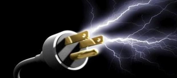 Padre educa i figli con le scariche elettriche Padre educa i figli con le scariche elettriche