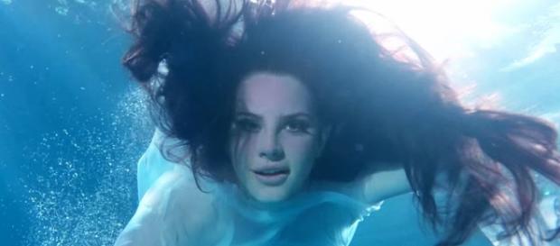 Respire fundo e mergulhe no novo clipe de Lana Respire fundo e mergulhe no novo clipe de Lana