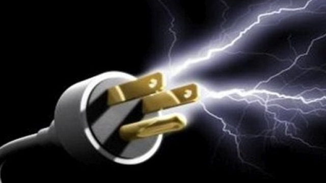 Padre educa i figli con le scariche elettriche