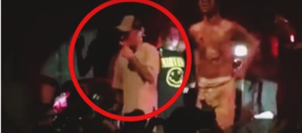 Justin Bieber aparece com cigarro suspeito em show Justin Bieber aparece com cigarro suspeito em show