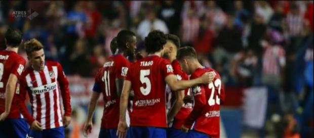 Jugadores del Atlético celebran el gol Jugadores del Atlético celebran el gol