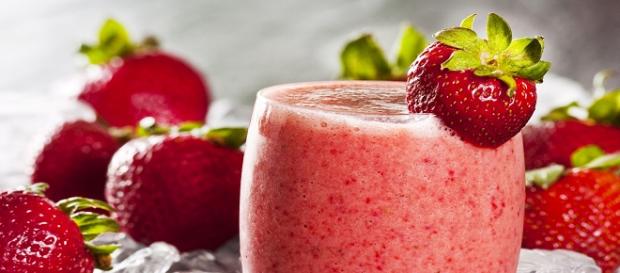 Smoothie de morango com leite desnatado e vegetais Smoothie de morango com leite desnatado e vegetais