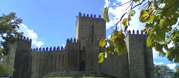 Castelo de Guimarães é um dos magníficos Castelo de Guimarães é um dos magníficos