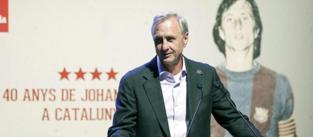 Cruyff compareciendo en rueda de prensa Cruyff compareciendo en rueda de prensa