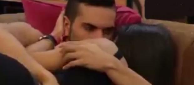 El beso de Suso y Raquel en GH El beso de Suso y Raquel en GH