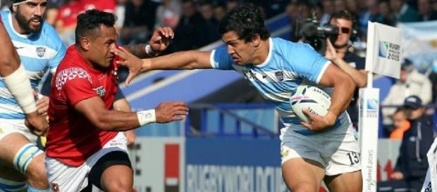 El hand off de M. Moroni en un avance de Los Pumas El hand off de M. Moroni en un avance de Los Pumas