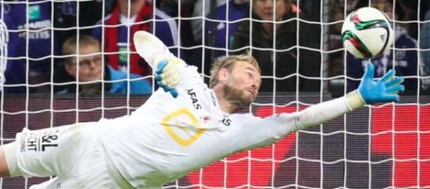 Jean-François Gillet deteniendo un penalti Jean-François Gillet deteniendo un penalti