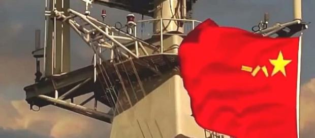Nad chińskimi okrętami powiewa wojenna bandera. Nad chińskimi okrętami powiewa wojenna bandera.