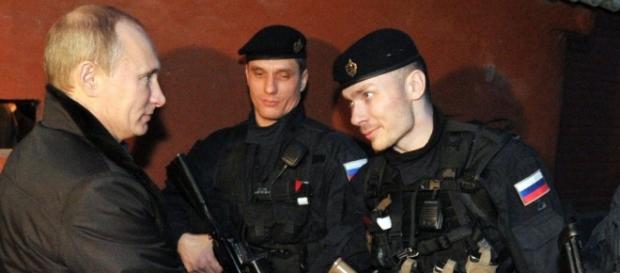 Putin împreună cu militari din Spetsnaz Putin împreună cu militari din Spetsnaz