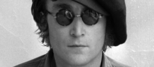 John Lennon con i suoi tipici occhialini rotondi