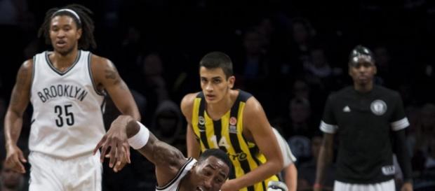 Datome y Hollis-Jefferson luchando por un balón Datome y Hollis-Jefferson luchando por un balón
