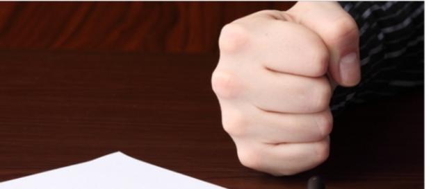 Il pugno sul tavolo ,segnale di violenza Il pugno sul tavolo ,segnale di violenza