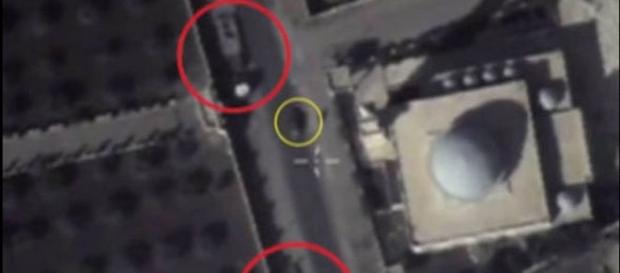 Imagini din dronă cu blindate ISIS lângă o moschee Imagini din dronă cu blindate ISIS lângă o moschee