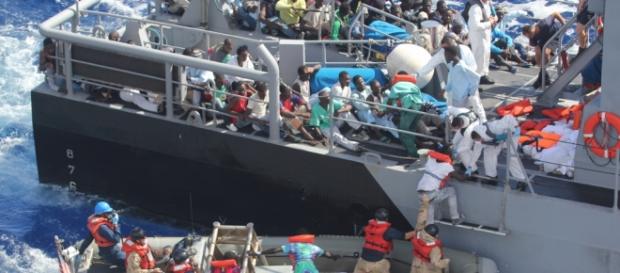 Imigranţi salvaţi de o navă de patrulare din Malta Imigranţi salvaţi de o navă de patrulare din Malta
