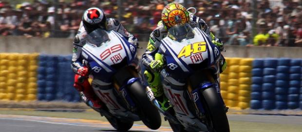 Lorenzo y Rossi durante una carrera de Moto GP Lorenzo y Rossi durante una carrera de Moto GP