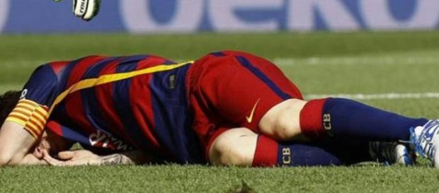Messi tendido en el suelo Fuente: AFP Messi tendido en el suelo Fuente: AFP