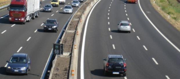 Un român a alergat în pielea goală pe austostradă Un român a alergat în pielea goală pe austostradă