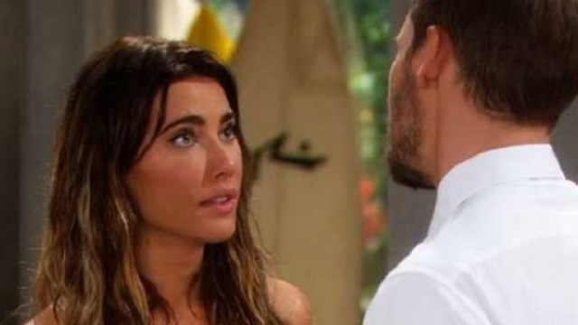 Beautiful: Steffy e Liam si baciano.