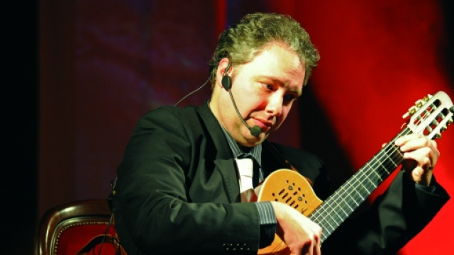 Il Maestro Francesco Buzzurro e la sua chitarra