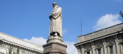 Milano, piazza Scala, statua di Leonardo da Vinci