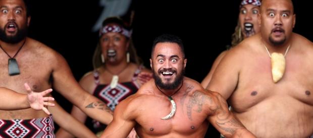 Dançarinos maoris realizam tradicional Haka Dançarinos maoris realizam tradicional Haka