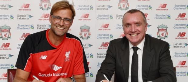 Jürgen Klopp firmando el contrato Jürgen Klopp firmando el contrato